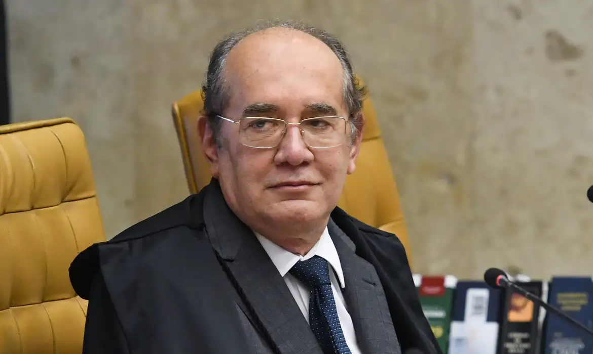 Gilmar Mendes defende STF e critica anistia a Bolsonaro, mas gera questionamentos sobre coerência