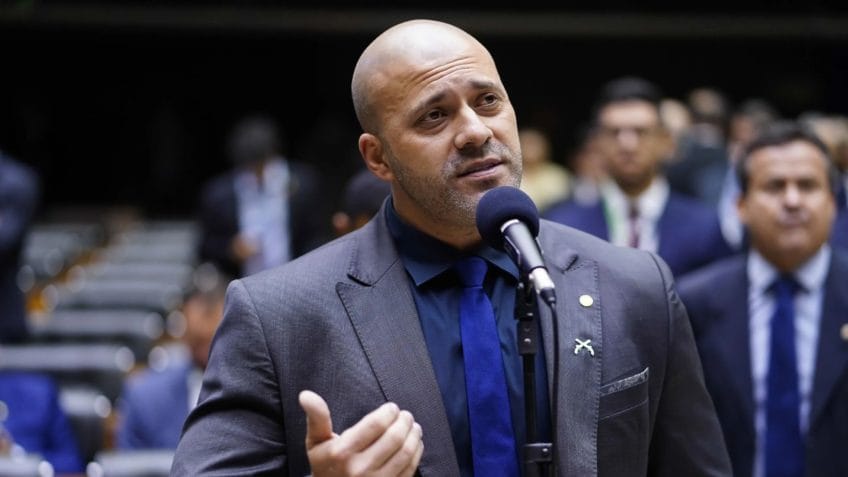Moraes reduz pena de Daniel Silveira por estudo, trabalho e leitura