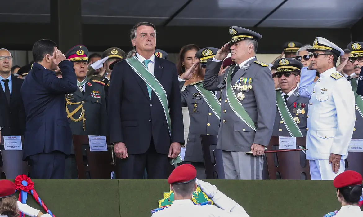 STF aciona justiça militar para analisar perda de patentes de Bolsonaro e Generais