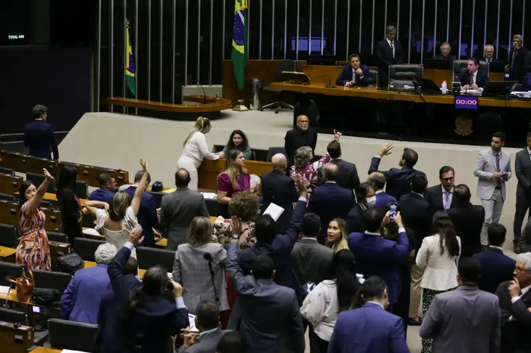 Câmara suspende deputados que ocuparam plenário pedindo anistia