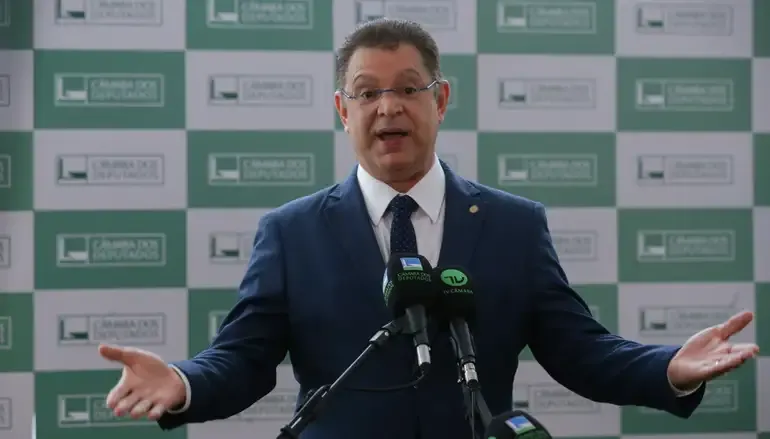 Sóstenes alfineta Gilmar Mendes sobre política
