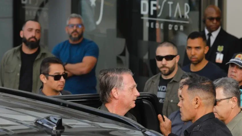 Bolsonaro deixa prisão domiciliar para realizar procedimento médico em Brasília