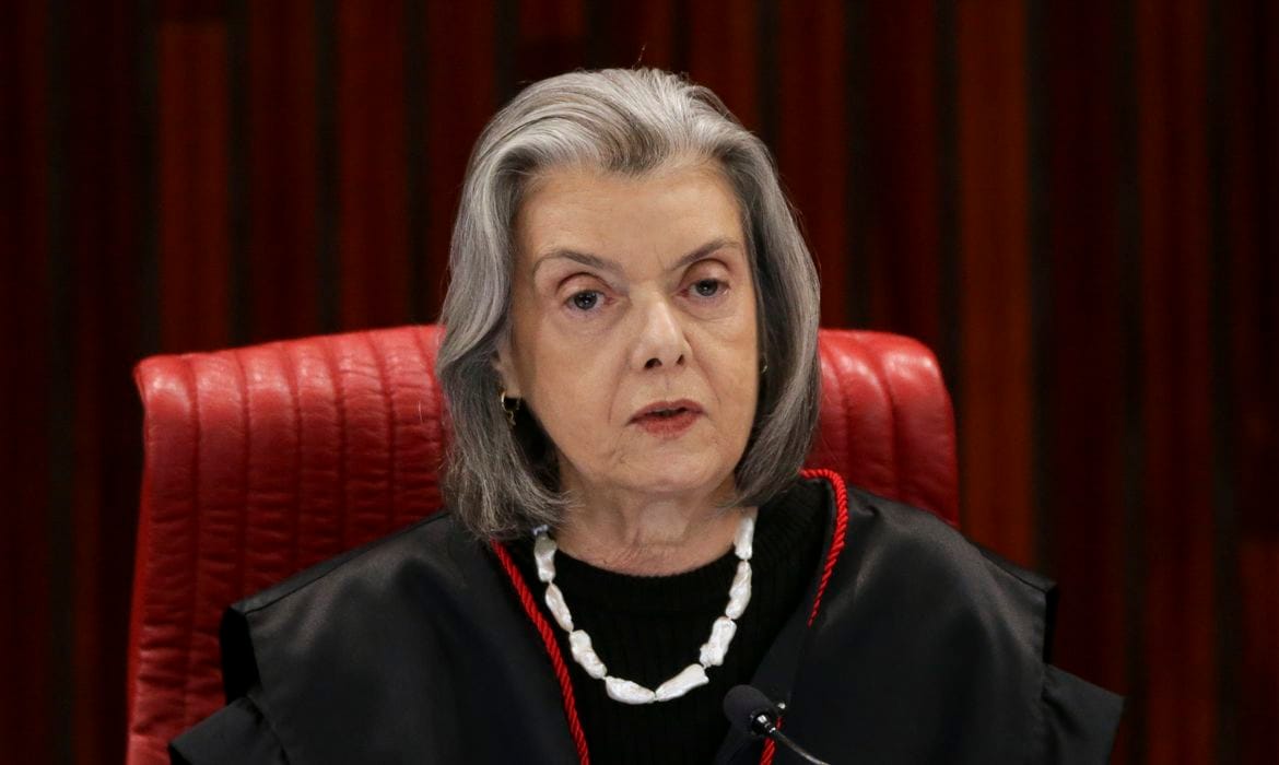 Cármen Lúcia elogia "parceria familiar" de Moraes com esposa sancionada