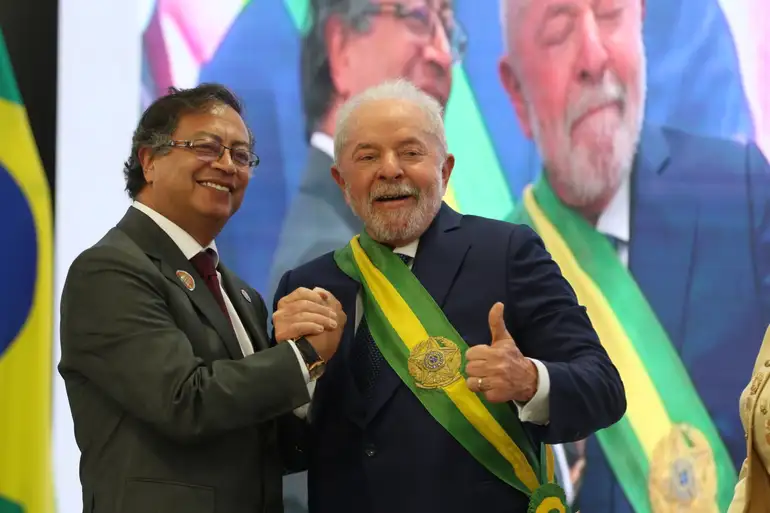 Petro defende legalização da cocaína em evento com Lula