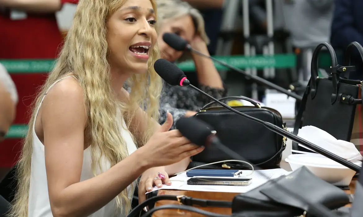 Gilmar Mendes determina que chamar Erika Hilton de “homem” não é crime