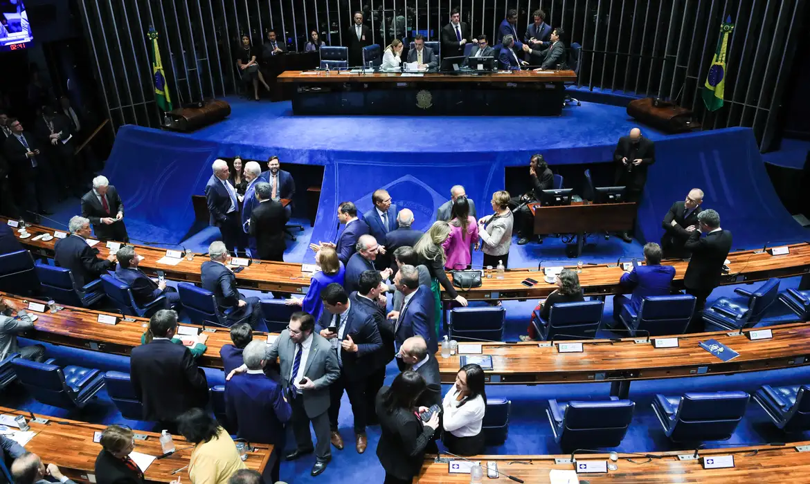 Senado aprova isenção de IR até R$ 5 mil e taxa dividendos