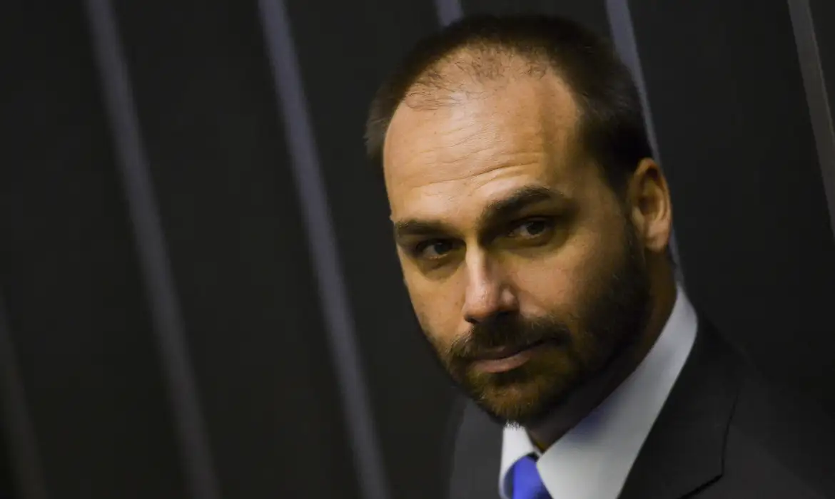 Corregedoria da PF abre processo contra Eduardo Bolsonaro