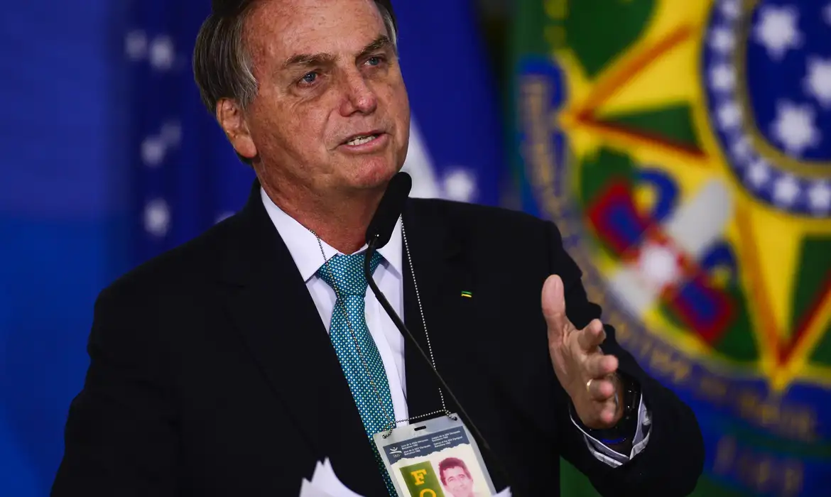 Bolsonaro solicita autorização para procedimento médico durante julgamento