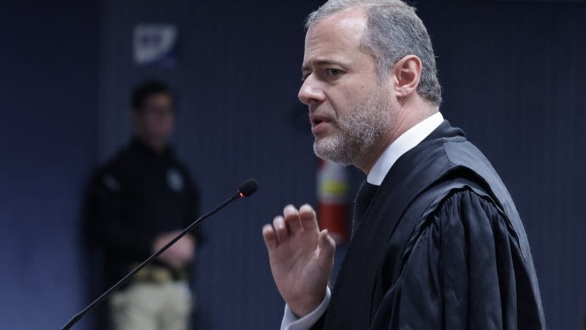 Defesa de Bolsonaro compara julgamento ao Caso Dreyfus e à legislação soviética