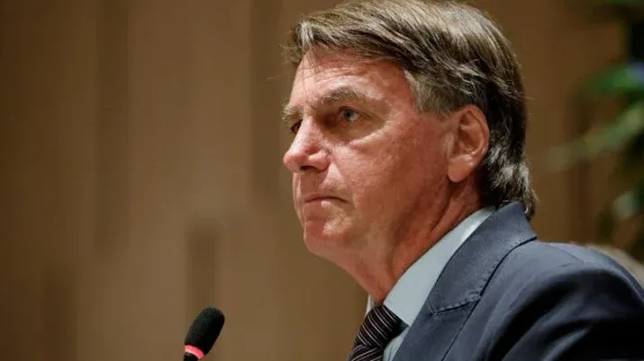 Bolsonaro segue internado após mal-estar e passa por bateria de exames