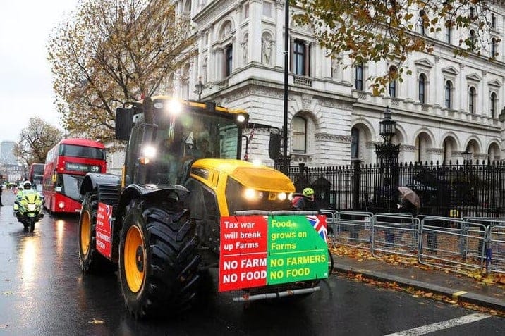 Agricultores britânicos protestam contra imposto de sucessão de Starmer