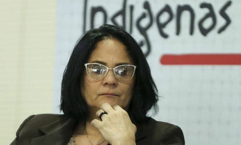 Damares Alves diz que Moraes “tinha que estar preso” em audiência no Senado