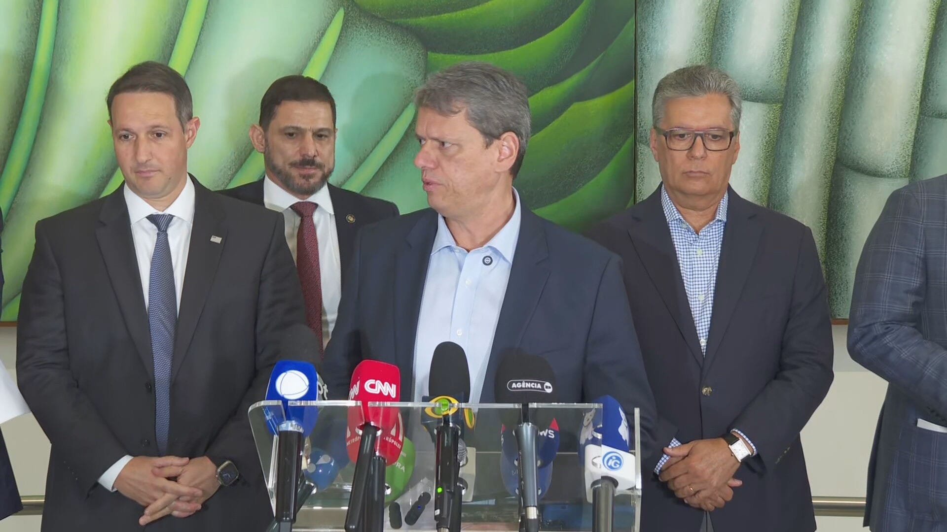 Metanol em SP: governo investiga mortes e Tarcísio descarta vínculo com PCC