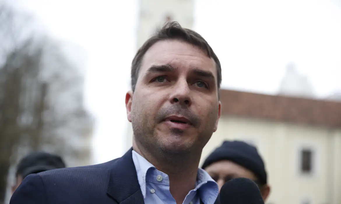 Flávio Bolsonaro cobra responsabilização internacional de Moraes após denúncia de fraude