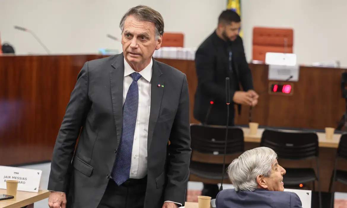 Bolsonaro prepara ofensiva jurídica para anular condenação de 27 anos