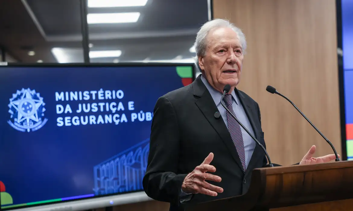 Lewandowski comenta aposentadoria de Barroso e indica necessidade de decisão rápida