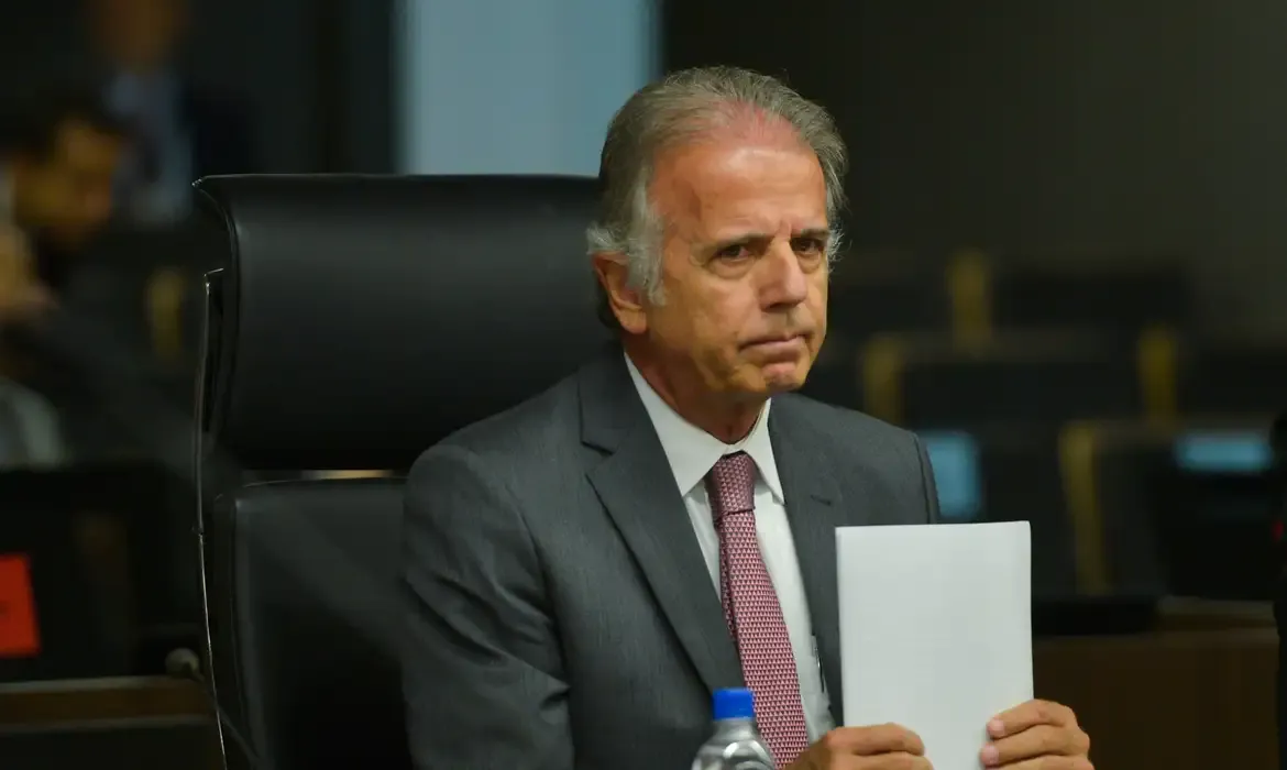 Militares criticam fala de Múcio sobre salário de generais