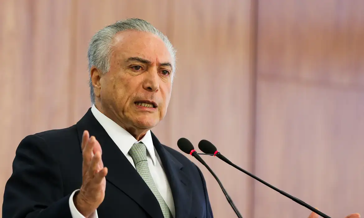 Temer admite convite do PSDB e mantém suspense sobre futuro político