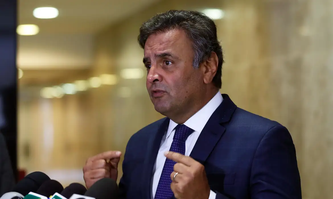 Aécio Neves volta ao comando do PSDB e projeta 2026