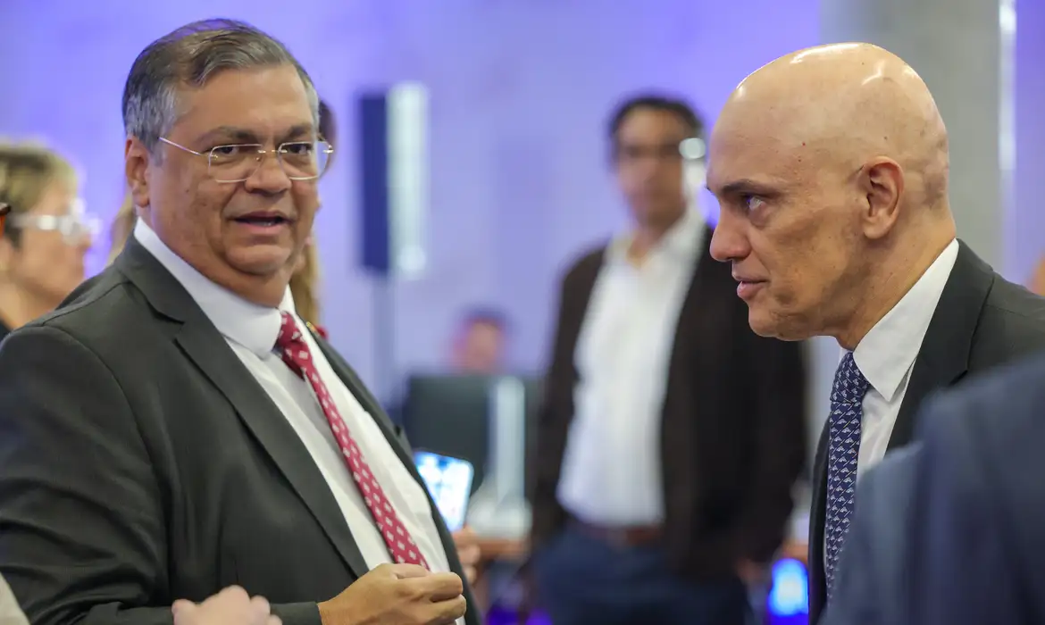 Moraes amplia inquérito e aciona big techs por críticas a Flávio Dino