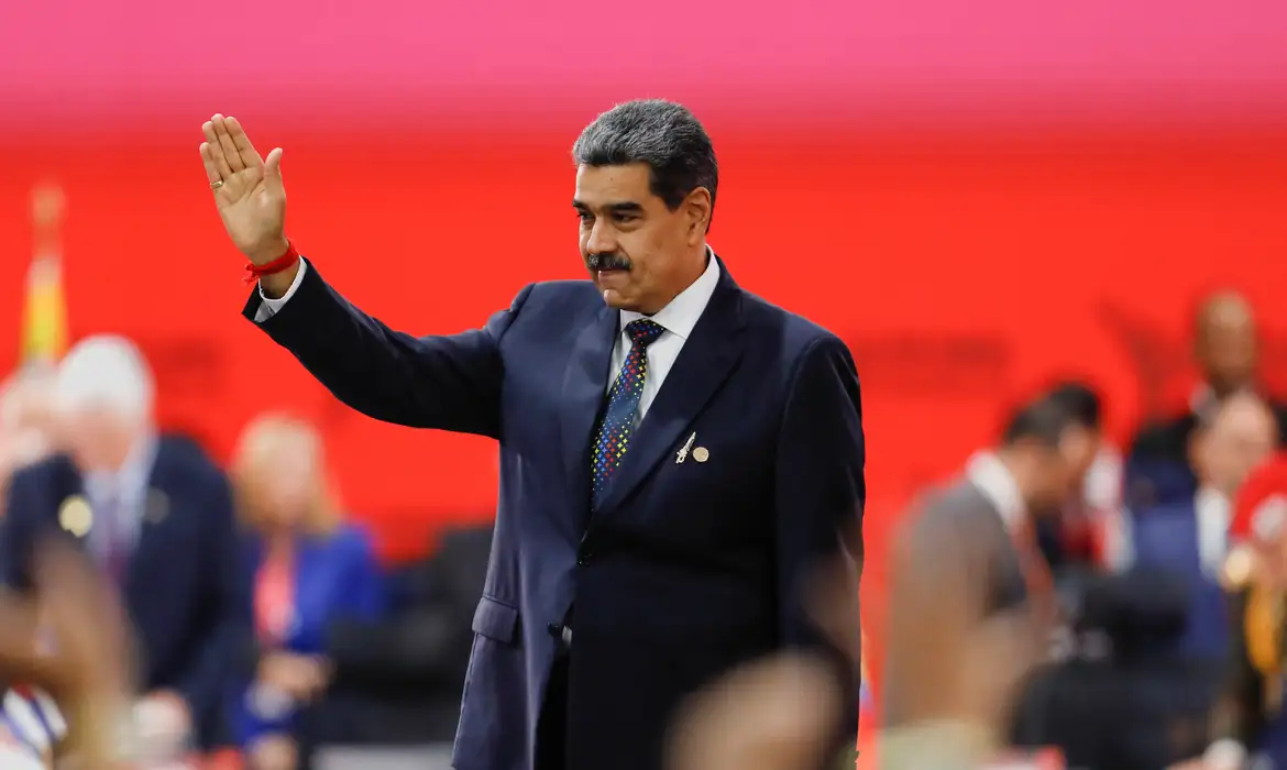 Maduro antecipa Natal e promove espetáculo em presídio de tortura