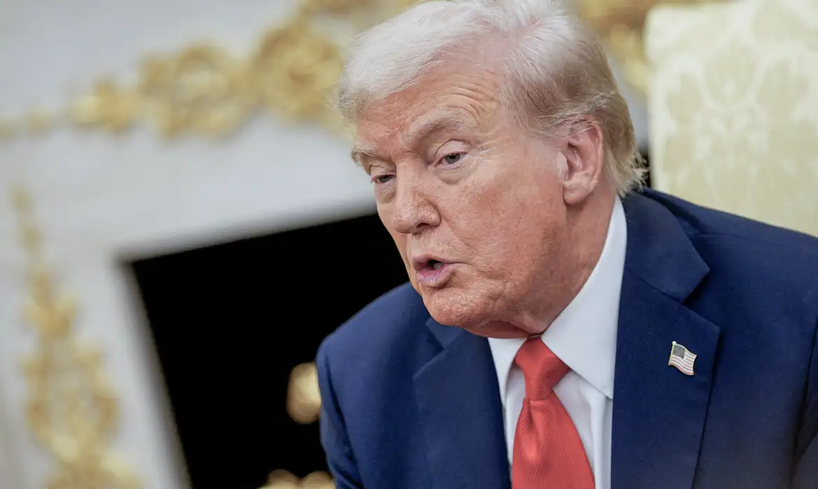 Trump anuncia tarifa de 100% sobre produtos chineses