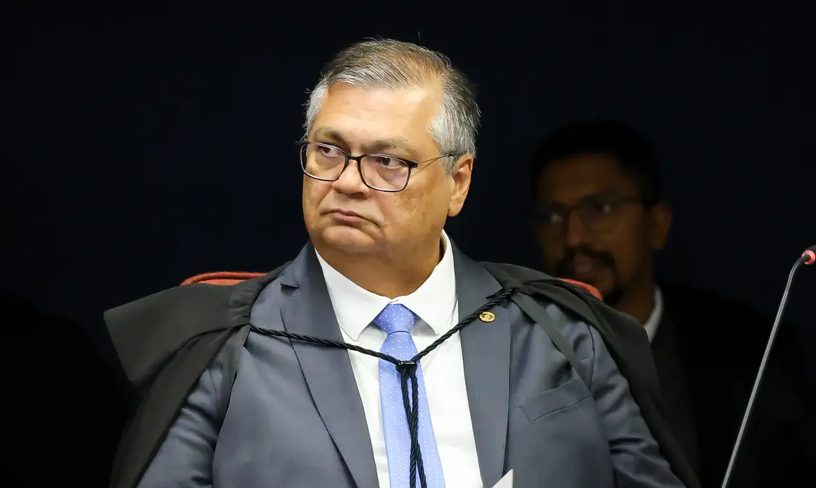 Flávio Dino ironiza ameaças ao STF e transforma episódio grave em piada