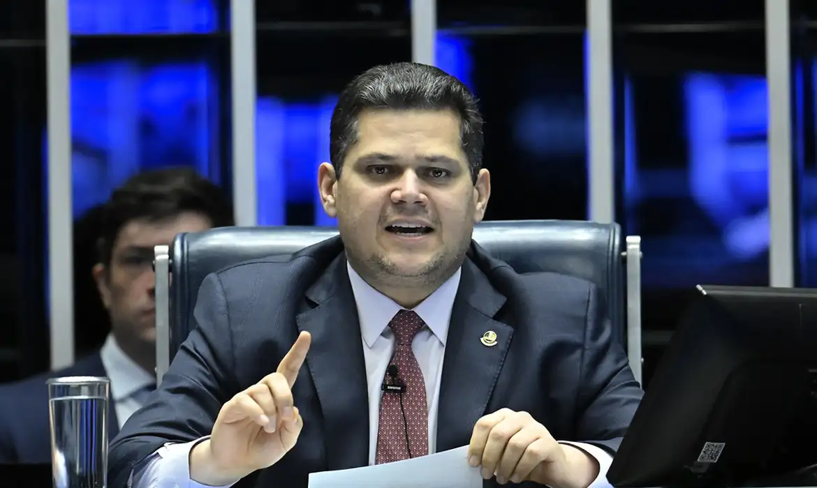 Alcolumbre propõe ajustes em dosimetria e descarta anistia aprovada pela Câmara