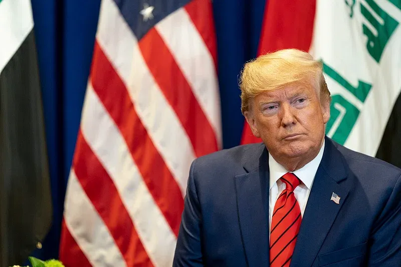 Trump cancela US$ 8 bilhões em programas de energia verde durante shutdown
