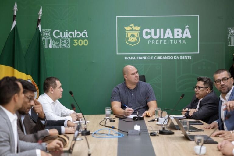 Abílio Brunini define gratificação de até R$ 10,8 mil para médicos e dentistas