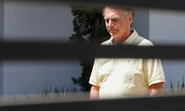 Defesa de Bolsonaro pede liberação de ligações com advogados