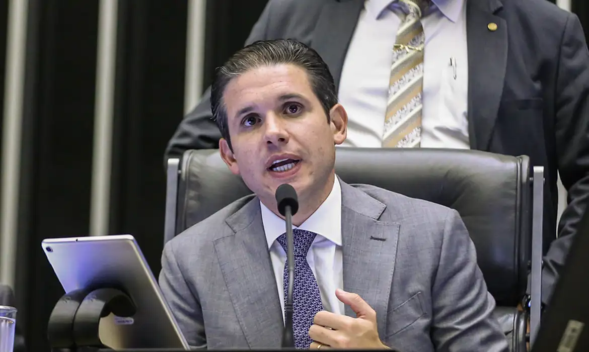 Hugo Motta é alvo de críticas por homenagem a professores com imagem de “motel”