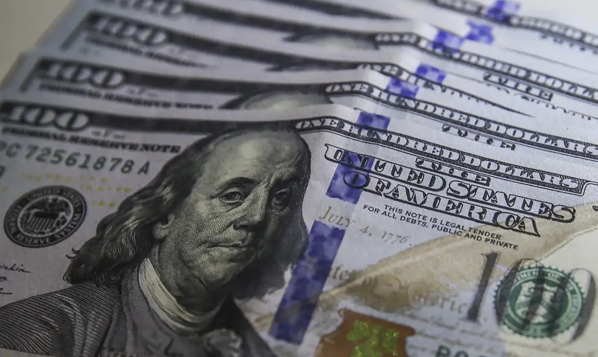 Dólar despenca e Bolsa dispara na Argentina após vitória de Milei