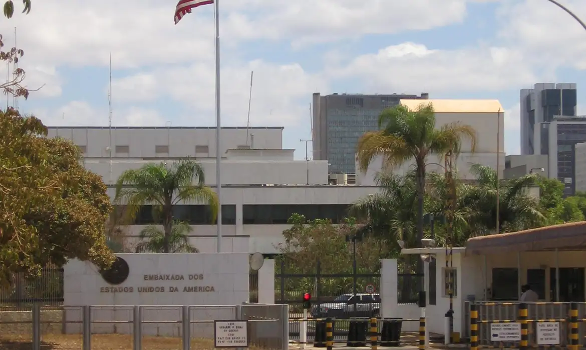 Shutdown nos EUA afeta comunicação da embaixada no Brasil