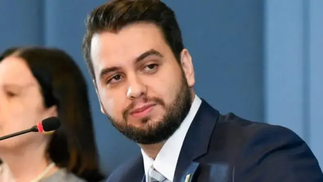 Filipe Martins critica Moraes e chama destituição de advogados de abusiva