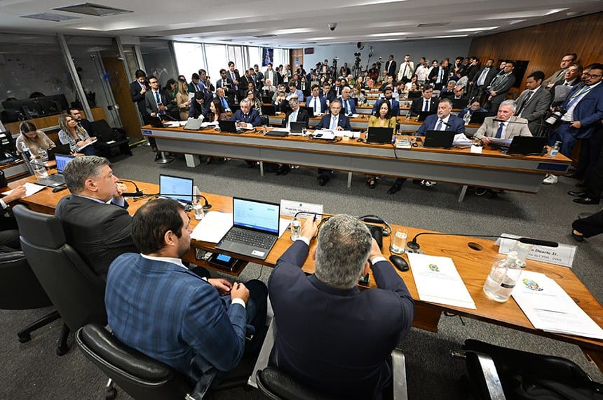 Ex-diretor do INSS admite ter criado empresa para atender lobista na CPMI