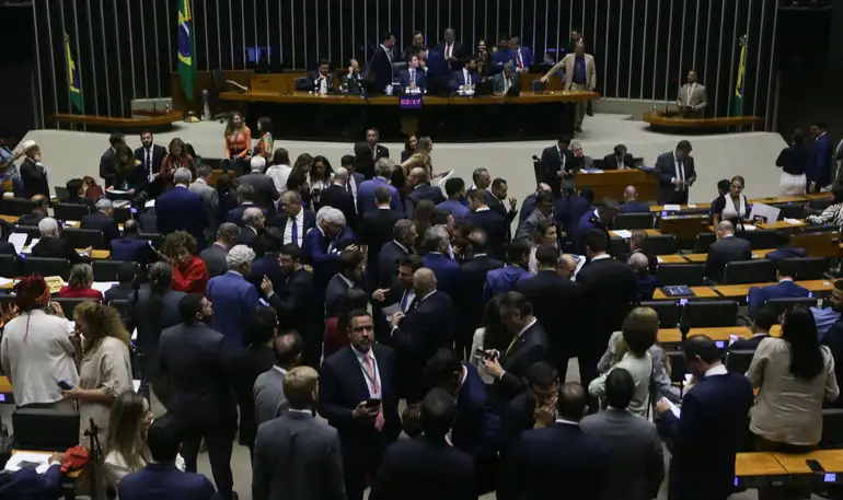 Câmara rejeita votação da MP do IOF, causando caducidade e revés ao governo