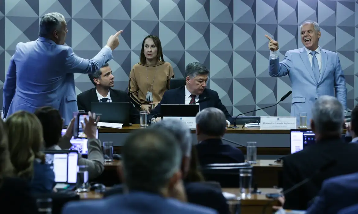 Ex-presidente do INSS admite liberação de R$ 2 bilhões em fraudes para Contag