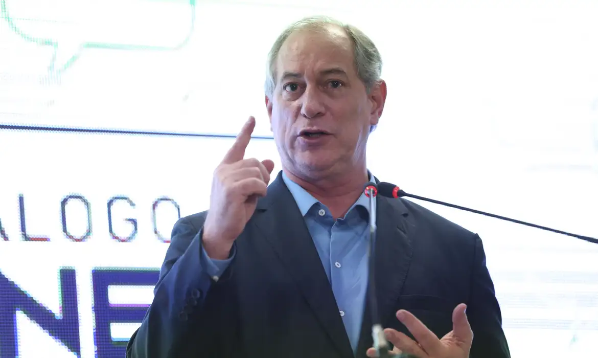Ciro comenta atuação de Eduardo Bolsonaro nos EUA