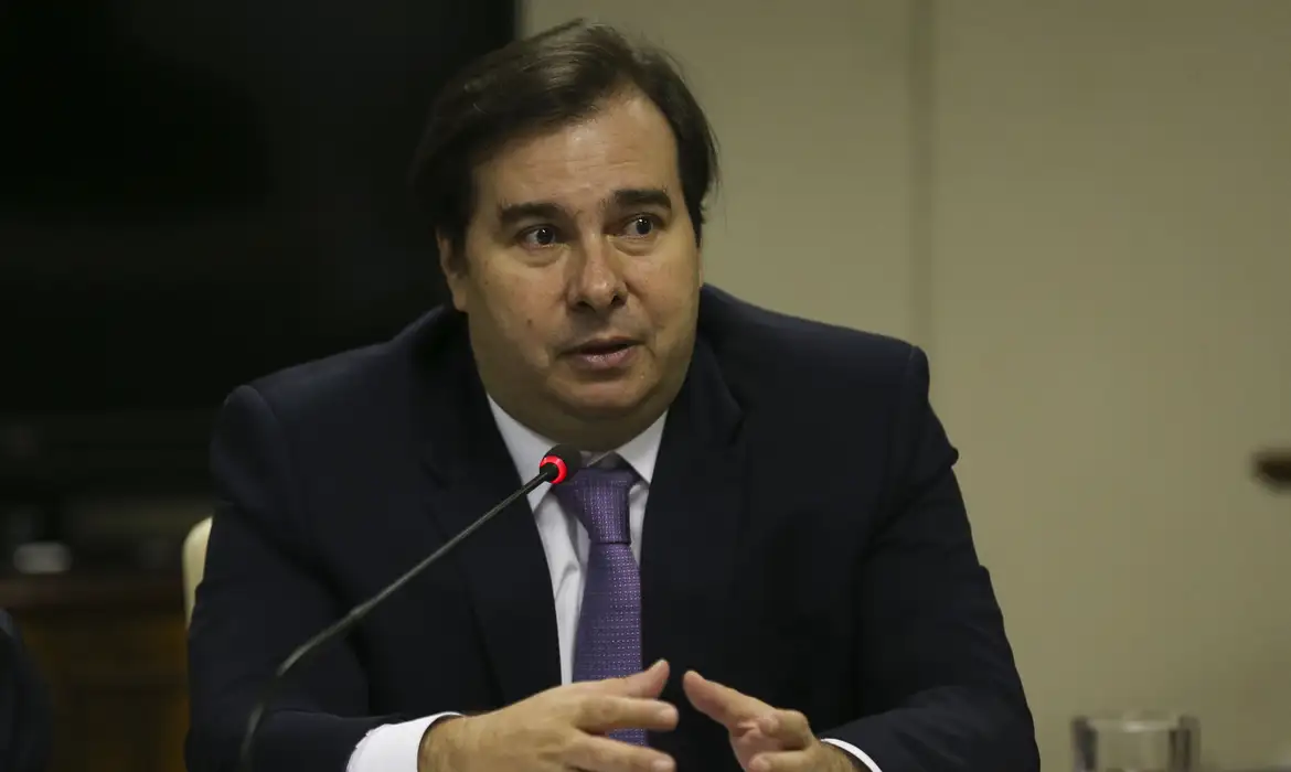 Rodrigo Maia critica sanção dos EUA a Moraes e tenta minimizar impacto no Brasil