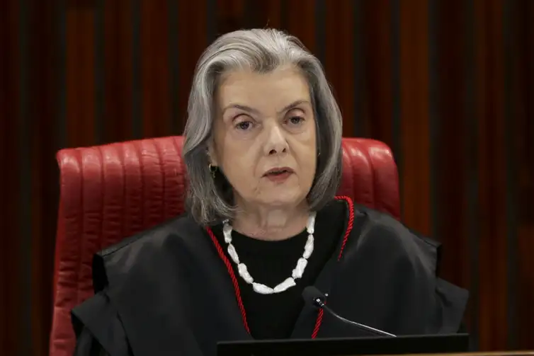 Cármen Lúcia avalia aposentadoria antecipada e articulação de sucessão no STF