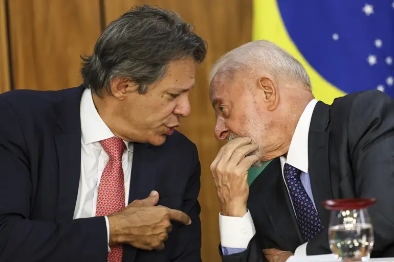 Arrecadação federal bate recorde, mas Lula aumenta previsão de déficit
