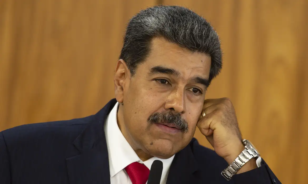 Maduro reforça presença militar na fronteira com a Colômbia