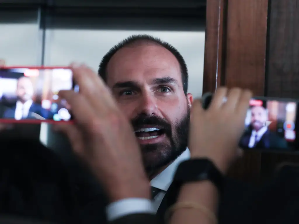 Eduardo Bolsonaro relata possível espionagem em sua casa no Texas