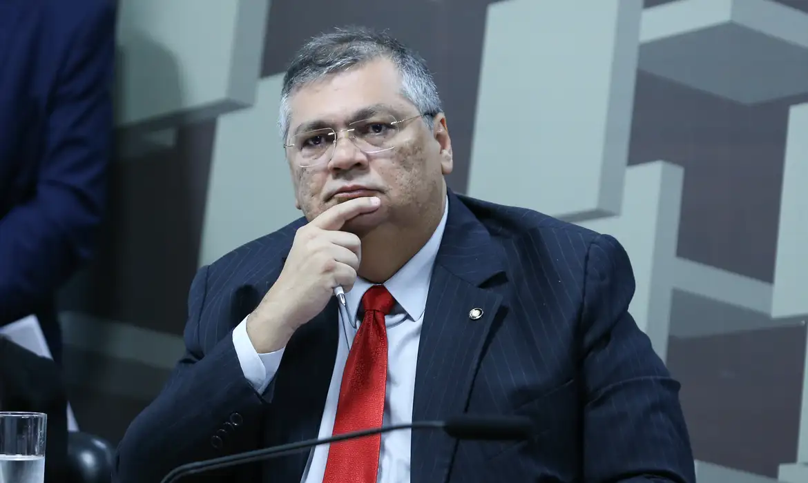 Dino mantém resolução do CFM sobre idade mínima para transição de gênero