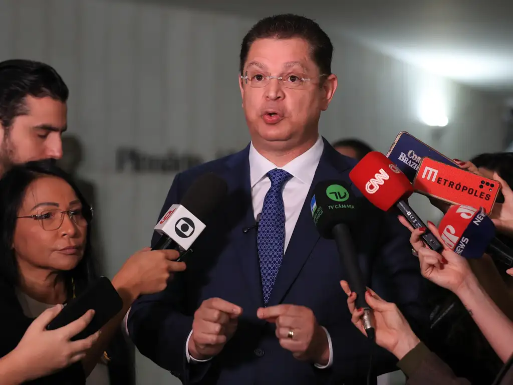 Bancada evangélica se divide sobre indicação de Jorge Messias ao STF