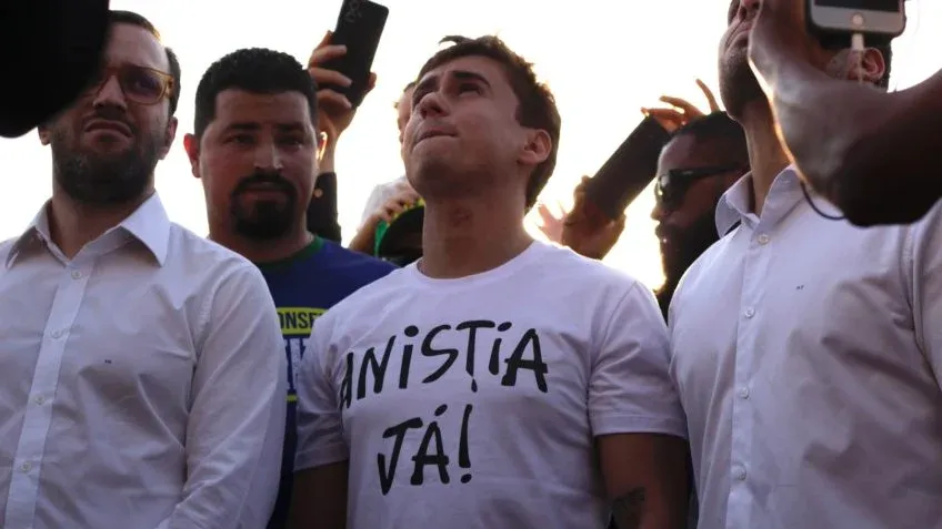 Nikolas Ferreira se emociona em ato por anistia e critica ministro do STF