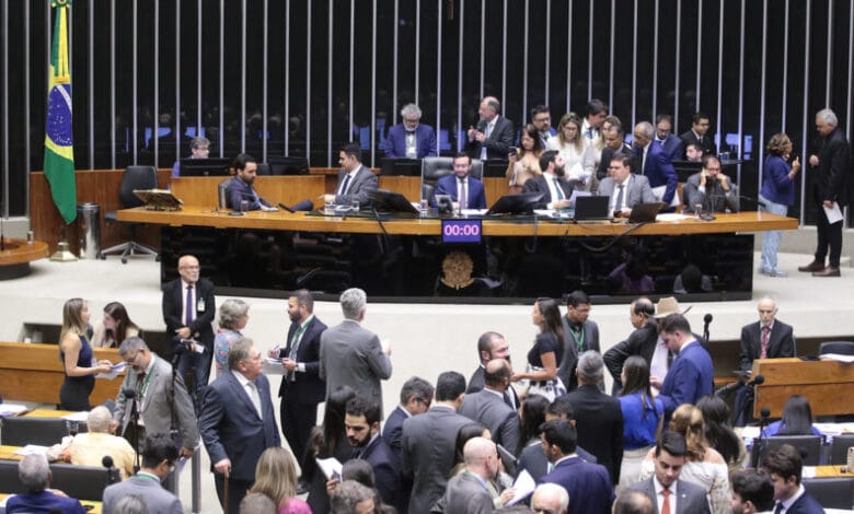 Câmara aprova projeto que limita poder individual de ministros do STF