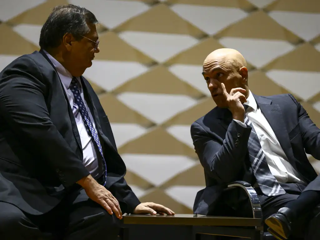 Oposição acusa STF de agir politicamente e pede impeachment de Dino e Moraes