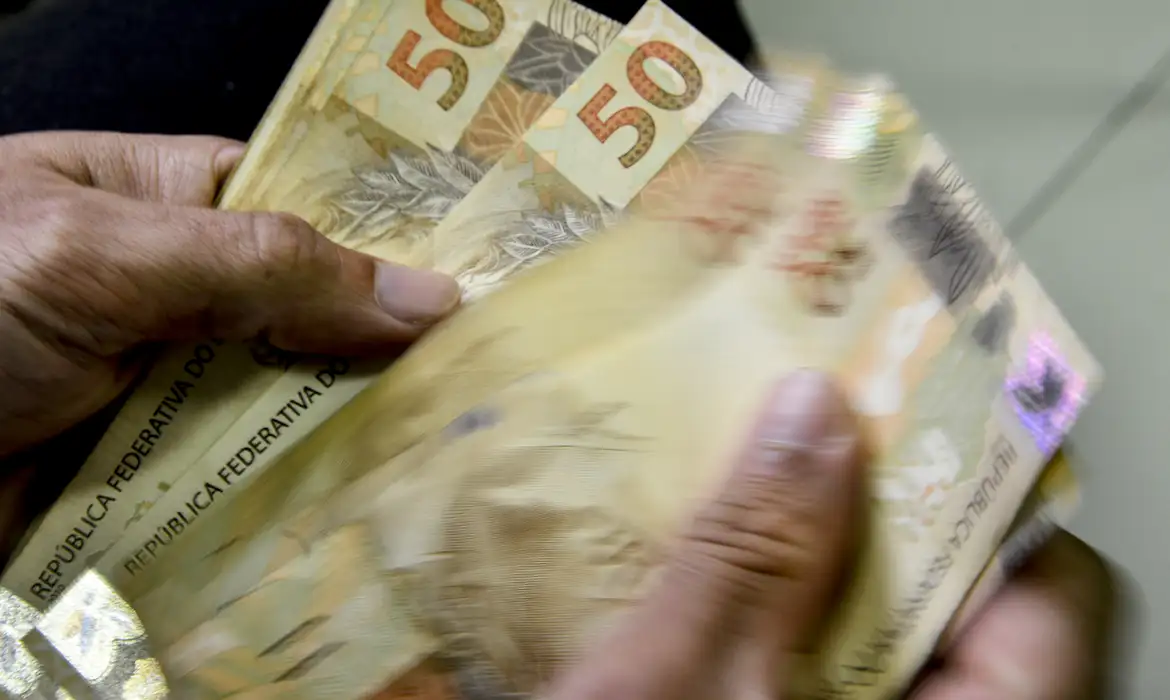 Inadimplência das famílias brasileiras atinge recorde histórico de 30,5% em setembro